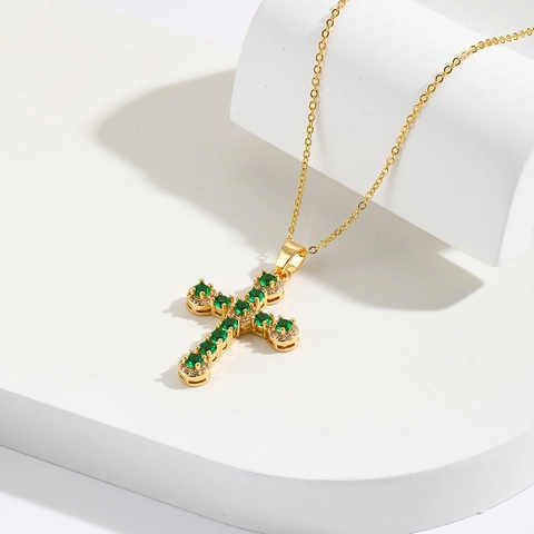 Collana Con Pendente A Croce Zircone Verde Smeraldo Ottone Placcato Oro 18K Ipoallergenico Minimalista Elegante