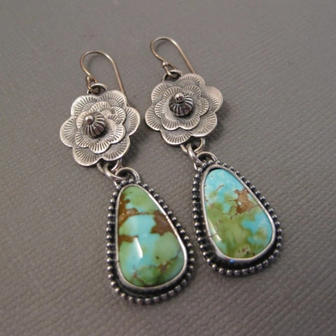 Bohemian Dangle Earrings Vintage Metal Flower Carving Teardrop Turquoise Stone Ethnic Jewelry Accessory For Women