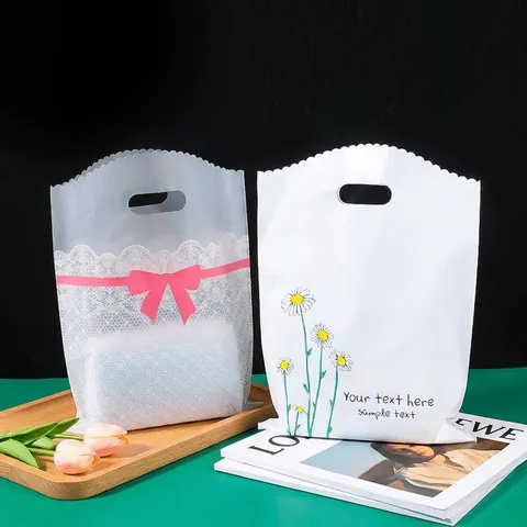 Matte Plastik Geschenktüten Mit Ausgestanztem Griff Verdickte Wellenkante Blumen Erdbeere Muster Für Verpackung