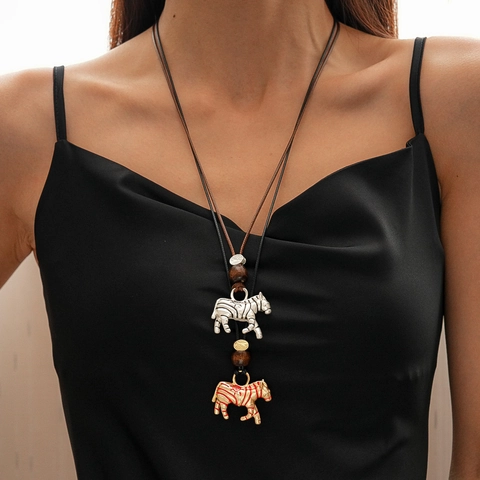 Collier Pendentif Zèbre Rétro Alliage Métal Style Ethnique Longue Corde Cuir Ajustable Corde Tissée Perles Bois Chaîne Pull Pour Femmes
