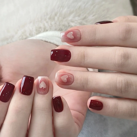 Press On Nägel Glänzend Weinrot Gradient Blush Design Weißes Herzmuster Kurz Eckig Künstliche Falsche Nägel Für Damen