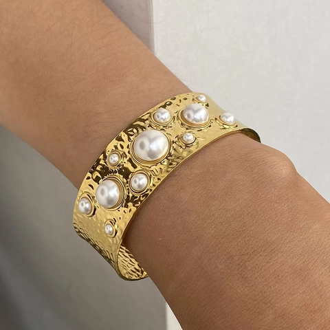 Gehamerde Roestvrijstalen Open Manchet Armband Met Witte Kunstparels Retro Vintage Minimalistisch Sieraden Voor Dames