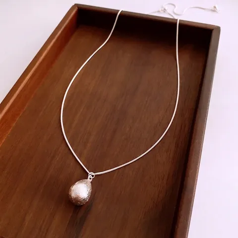 Collar Con Colgante De Corazón Aleación De Cobre Cepillado Mate Cadena De Serpiente Estilo Francés Minimalista Para Mujer Accesorio Diario