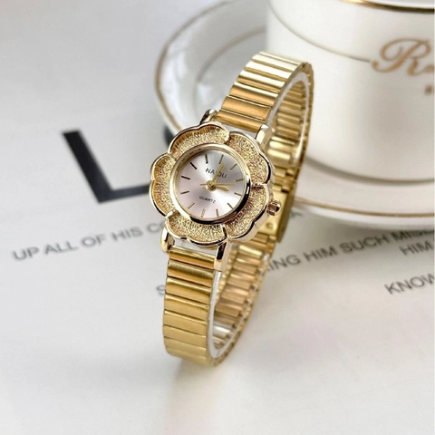 Vintage Women Quartz Wristwatch Flower Shaped Alloy Case Metal Expansion Band Elegant Retro Ladies Watch