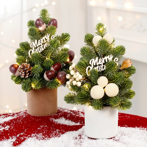 Mini Albero Di Natale Artificiale Decorazione Da Tavolo Con Luci LED Pigne Bacche Insegna Merry Christmas Scrivania Festivo
