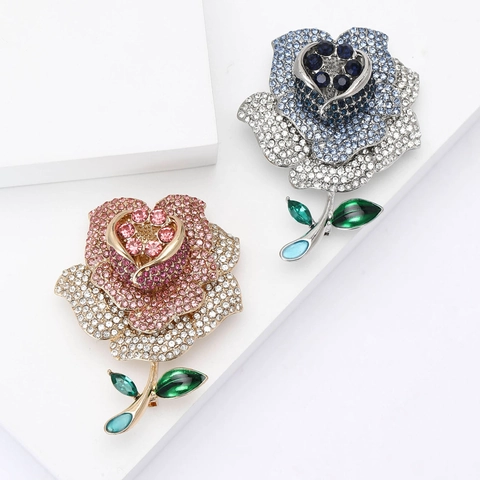 Elegante Roos Bloem Broche Pin Legering Strass Kristal Ingelegd Glanzend Bloemenontwerp Met Groene Bladeren Voor Dames Decoratie