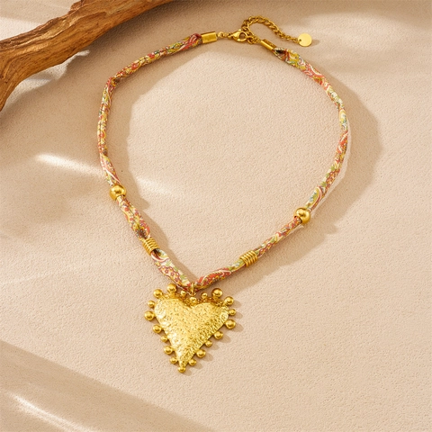 Collier Pendentif Cœur Rétro Acier Inoxydable Plaqué Or Avec Corde En Tissu Imprimé Bijoux Style Bohème Pour Femmes