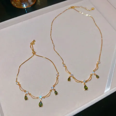 Elegante Halskette Und Armband Aus Kupfer Für Damen Vergoldet Mit Grünem Zirkon Wassertropfen Birnenform Design