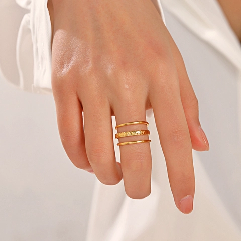 Anillo De Acero Inoxidable Chapado En Oro De 18K Con Triple Capa Línea Para Mujer Ajustable Textura Martillada Joyería Minimalista