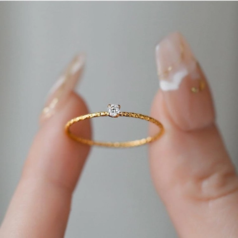 Anello Sottile Acciaio Al Titanio Placcato Oro 18K Minimalista Strutturato Geometrico Zircone Singolo Donne