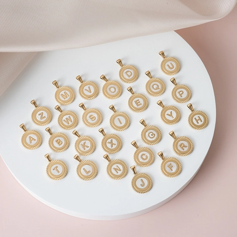Collana con Ciondolo a Forma di Lettera Iniziale in Smalto Rotondo in Acciaio Inossidabile Placcato Oro 18K Vintage per Donna Uomo Gioielli con Alfabeto Personalizzati