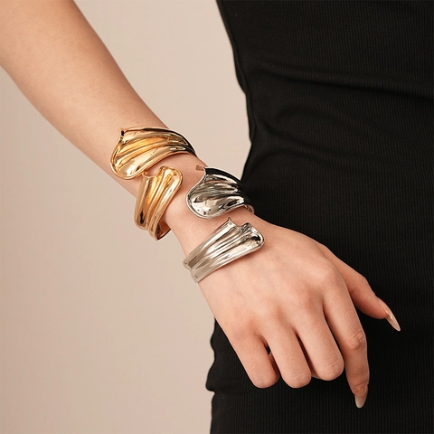 Bracciale Rigido Aperto Geometrico Irregolare Ondulato Minimalista In Lega Regolabile Largo Per Donna Stile Audace