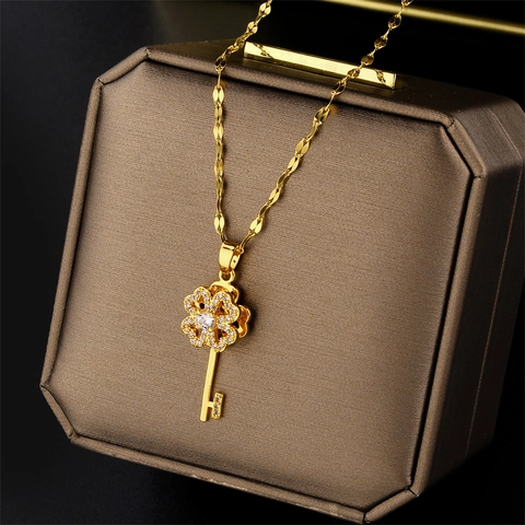 Rotatable Four-Leaf Clover Key Titanium Steel Necklace For Women Rhinestone Inlaid Gold Tone Clavicle Chain Jewelry