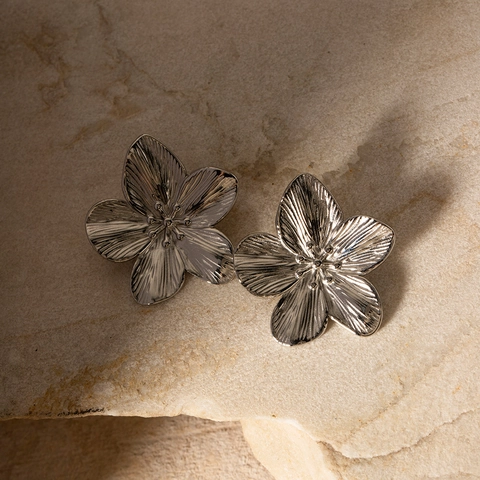 Pendientes Botón Flor Acero Inoxidable Cepillado Tono Plateado Joyería Floral Minimalista Mujer Accesorio Elegante
