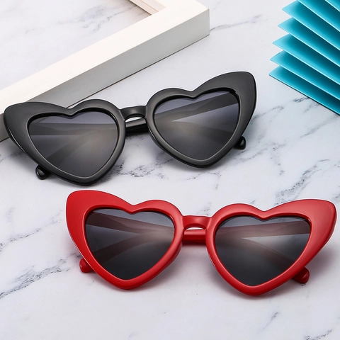 Occhiali Da Sole A Forma Di Cuore Protezione UV400 Montatura Plastica Lenti AC Stile Retro Per Donna Uomo Party Viaggio