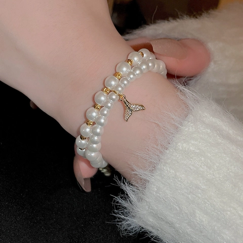 Vintage Französischer Stil Doppelreihiges Künstliche Perlenarmband Mit Zirkon Fischschwanz Anhänger Verstellbarer Kupferschmuck Damen