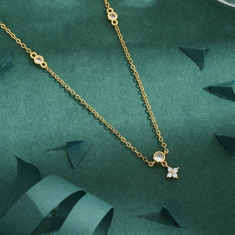 Elegante Collana Con Ciondolo a Petalo di Fiore in Zirconia Placcata Oro Minimalista Trifoglio Catena per Clavicola Donna Gioielli