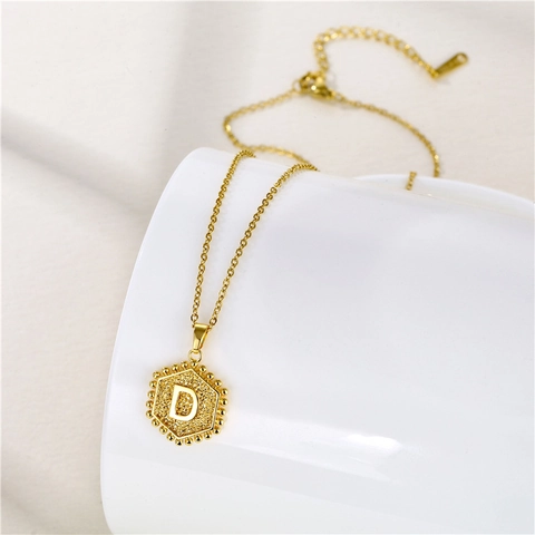 Anfangsbuchstabe Anhänger Halskette Hexagon Edelstahl Vergoldet Texturiert Minimalistischer Schmuck Damen
