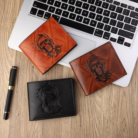Herren Klappbörse PU Leder Geprägtes Totenkopf Muster Vintage Retro Kurze Brieftasche Kartenhalter ID Fenster Punk Biker