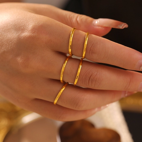 Anello Minimalista in Acciaio al Titanio con Nodo di Bambù per Donna Placcato Oro 18K Fascia Liscia Design di Nicchia Gioielli