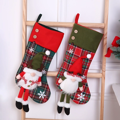 Calza Di Natale Tessuto Scozzese Con Bambola Gnomo 3D Sacchetto Regalo Appeso Decorazione Festiva Fiocco Bottone Di Legno