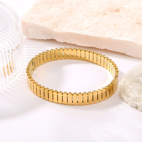 Bracciale Rigido Ovale Traforato A Righe Verticali In Acciaio Inossidabile Placcato Oro 18K Geometrico Per Donne