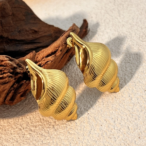 Vintage Gold Stainless Steel Conch Seashell Stud Earrings For Women Light Luxury Vacation Style Titanium Steel Jewelry