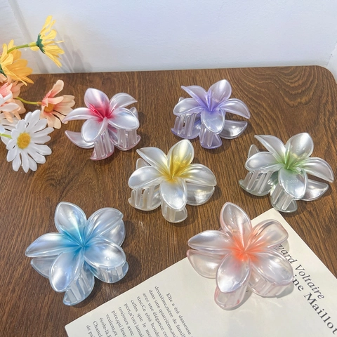 Elegant Plumeria Flower Hair Claw Clips Gradient Acrylic Pearlescent Large Hairpins Aesthetic Styling Accessory For Women