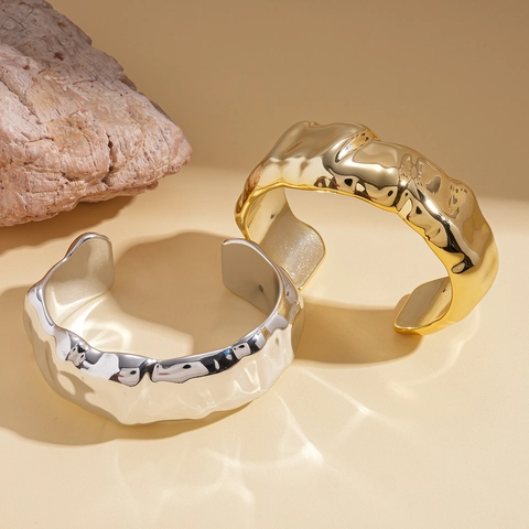 Bracciale Rigido Aperto In Acrilico Con Pieghe Stile Metallo Liquido Irregolare Bracciale Statement Regolabile Per Donna