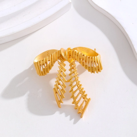 French Vintage Gold Plated Hollow Bowknot Brooch Zinc Alloy Electroplated Elegant Suit Pins Clothing Decoration Jewelry For Women
