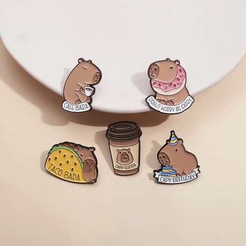 Simpatica Spilla Smaltata Capibara in Lega di Zinco Spilla Animale dei Cartoni Animati Cafe Donut Taco Cibo Distintivo Gioielli Regalo