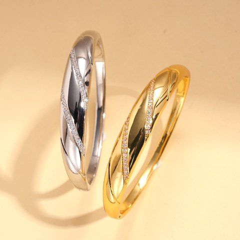 Elegant 18K Gold Plated Copper Bangle Bracelet Geometric Twill Texture Pavé Zircon Hinge Buckle Jewelry For Women