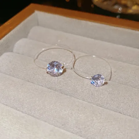 Minimalistischer Schwebender Zirkon Solitärring Mit Unsichtbarem Transparentem Drahtband Kupferkralle Einfach Für Frauen