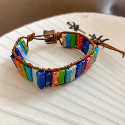 Bracciale In Pelle Intrecciata Bohémien Con Perle In Pietra Naturale Quadrate Colorate E Bottone In Lega Vintage Per Donna