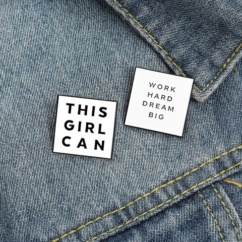 Spilla Quadrata in Lega Smaltata Minimalista Con Citazione Ispiratrice This Girl Can Work Hard Dream Big per Decorazione Vestiti Borsa