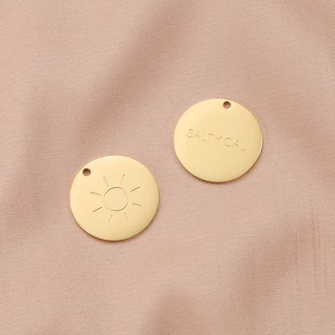 Ciondolo Rotondo Inciso Sole E Lettera Acciaio Inossidabile 304 Placcato Oro 18K Per Creazione Gioielli DIY Minimalista