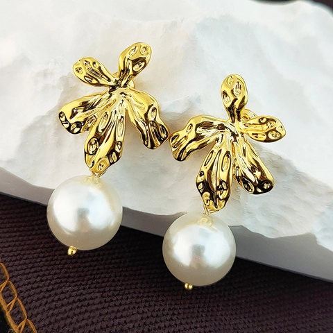 Pendientes de Hoja de Naturaleza Vintage Francés con Perla Artificial Elegante Cobre Dorado Textura Martillada Diseño de Nicho Mujer
