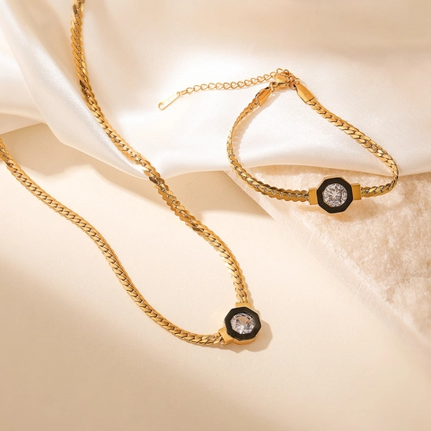 Collana con Pendente a Esagono in Acciaio Inossidabile Placcato Oro per Donna Gioielli con Catena a Clavicola in Strass Smaltato Nero