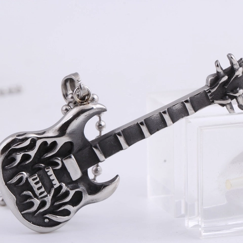 Collana con Ciondolo a Forma di Chitarra Elettrica in Acciaio Inossidabile Vintage per Uomo Donna Punk Rock Motivo a Fiamma