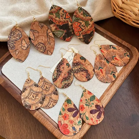 Orecchini Bohemién Goccia Foglia Sughero Ecopelle Motivo Floreale Mandala Etnico Con Perno In Argento