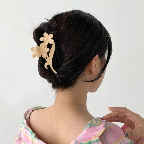 Eleganter Blumen Haarkrebs Matte Kunststoff Mattes Finish Floral Design Haarschmuck Für Damen Styling
