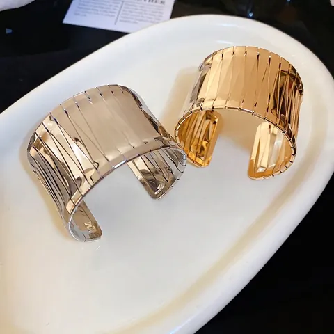 Brazalete Ancho De Metal Brillante Diseño Con Textura De Rayas Irregular Declaración Brazalete Abierto Joyería Minimalista