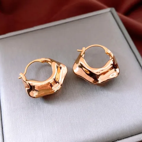 Irreguläre Wellen Hoop Ohrringe 18K Vergoldetes Kupfer Strukturierte Gefaltete Metallische Schmuck Für Frauen Minimalistisch