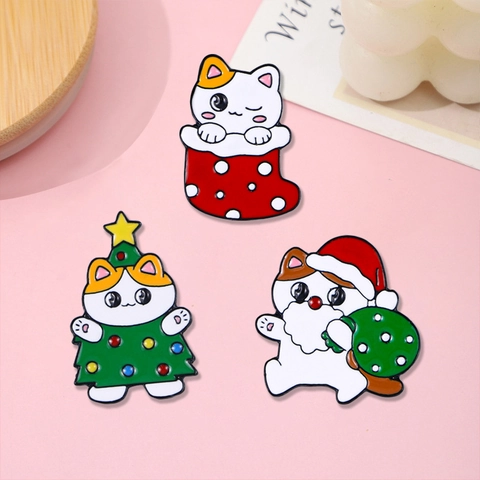Mignonne Épingle Émail Chat De Noël Dessin Animé Père Noël Sapin Chaussette Broche Badge Bijoux Alliage Zinc Pour Enfants Décor Sac À Dos