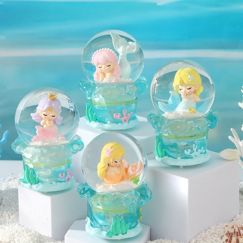 Sfera di Neve di Cristallo a Forma di Sirena dei Cartoni Animati Con Luce Brillante Ornamento in Resina e Vetro per Scrivania Regalo di Compleanno per Bambini