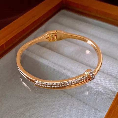 Minimalistische Spijker Armband Legering Strass Pavé Luxe Esthetische Sieraden Scharnier Opening Mode Voor Vrouwen