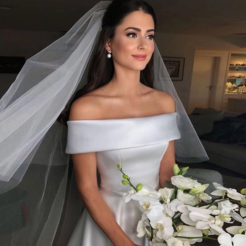 Elegantes Schulterfreies Satin Brautkleid Ärmellos Rückenknöpfe Schleife Hochzeitskleid Lange Schleppe Damen