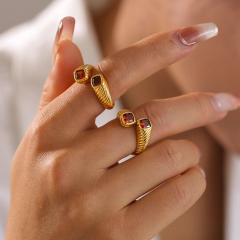 Bague Ajustable Ouverte Géométrique Vintage Cuivre Plaqué Or 18K Texture Spirale Nervurée Zircon Rouge Carré Bijoux