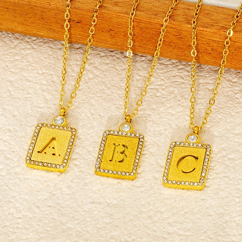 Initial-Buchstaben-Anhänger-Halskette 18 Karat Vergoldeter Edelstahl Mattierte Rechteckige Plakette Zirkonia Mikropflasterung