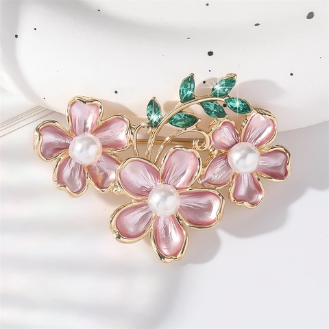 Elegante Spilla A Triplo Fiore Per Donna Lega Smalto Imitazione Perla Artificial Cristallo Strass Bouquet Floreale Di Lusso Spilla Per Abiti